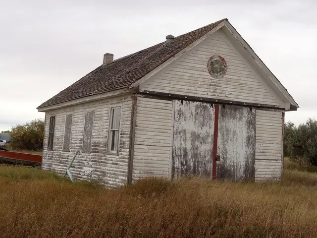 Abandoned wooden building in Girvin