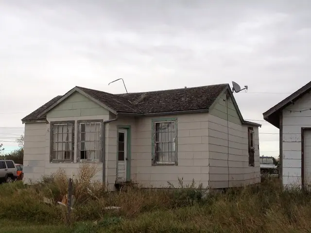 Abandoned house in Girvin